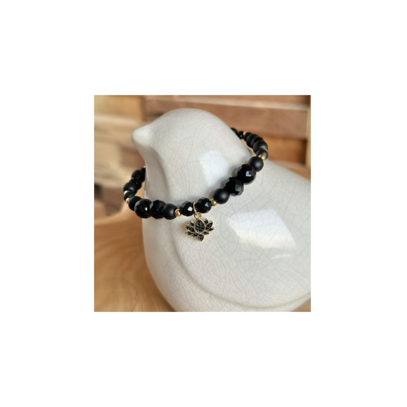 Bracelet perles onyx (mats et brillantes), pendentif lotus noir