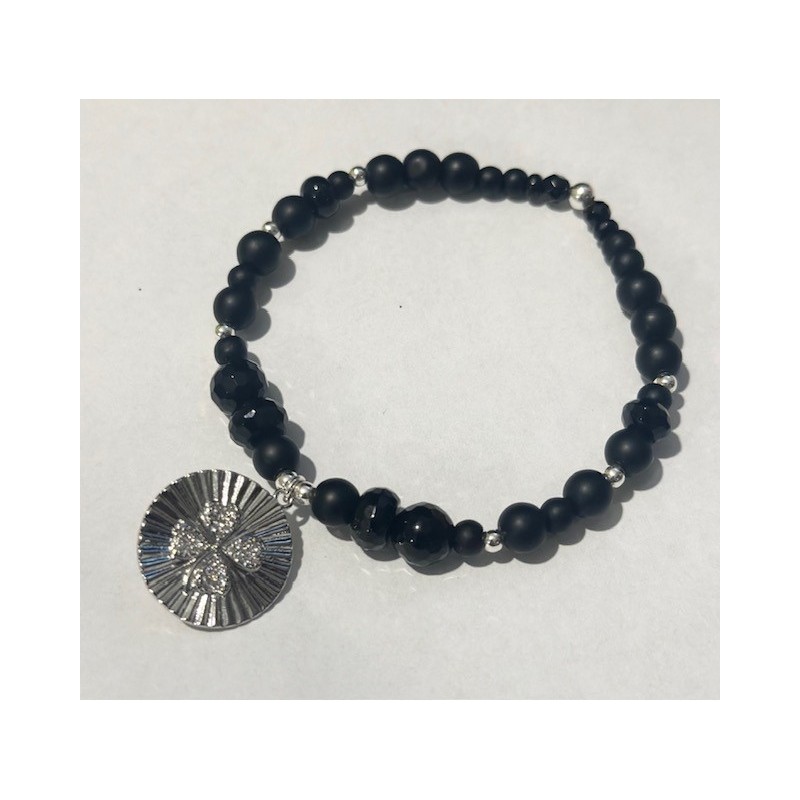 Bracelet perles onyx, médaille Trefle